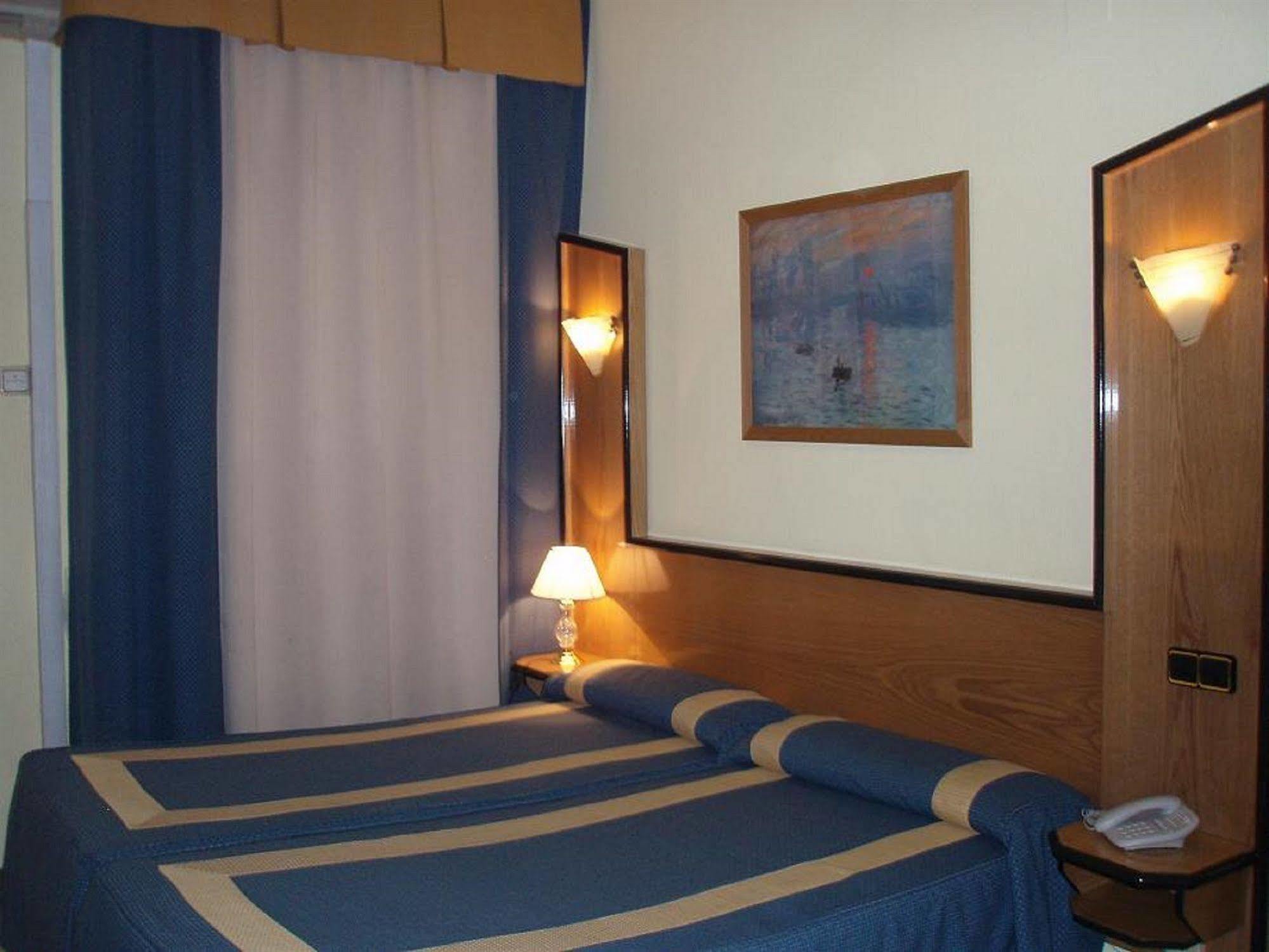 Hostal Buenos Aires Madrid Luaran gambar