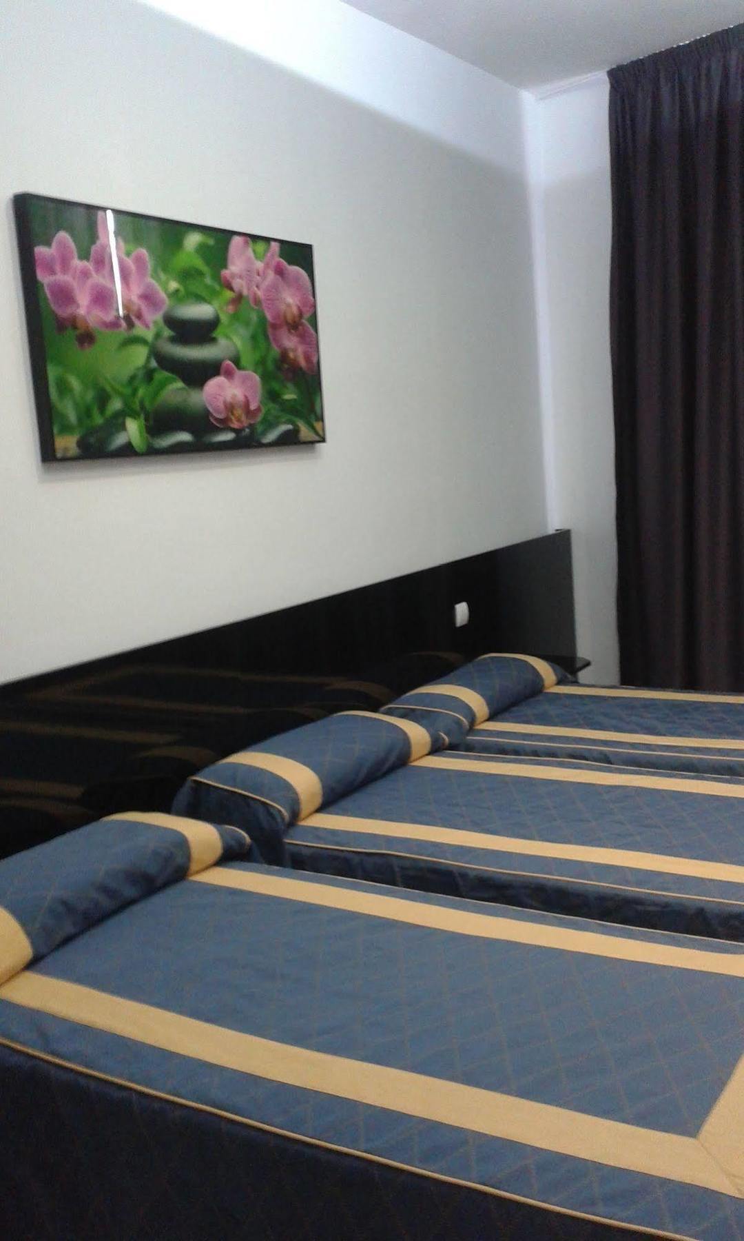 Hostal Buenos Aires Madrid Luaran gambar